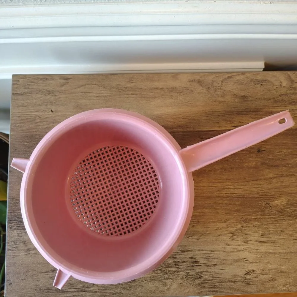 Vtg Pink Colander Strainer Bowl With Handle MCM Plastic Retro Kitchen Merrymaid